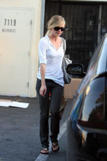 Kirsten Dunst feet photo thumbnail