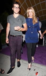 Kirstie Alley feet photo thumbnail