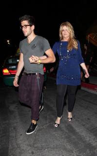 Kirstie Alley feet photo thumbnail