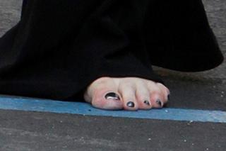 Kirstie Alley feet photo thumbnail
