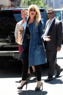 Kirstie Alley feet photo thumbnail