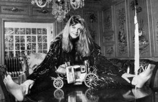 Kirstie Alley feet photo thumbnail