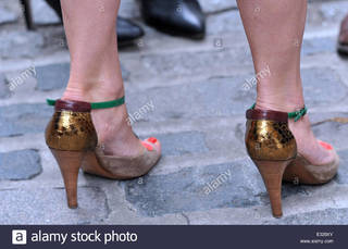 Kirstie Allsopp feet photo 9