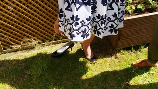 Kirstie Allsopp feet photo 10