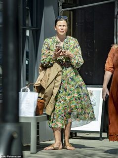 Kirstie Allsopp feet photo 8