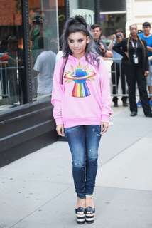 Kirstin Maldonado feet photo thumbnail