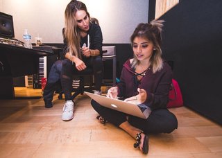 Kirstin Maldonado feet photo thumbnail