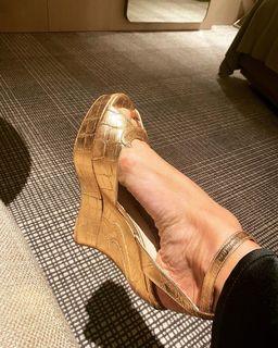 Kirsty Gallacher feet photo thumbnail