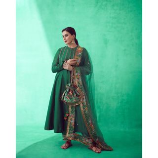 Kirti Kulhari feet photo 12