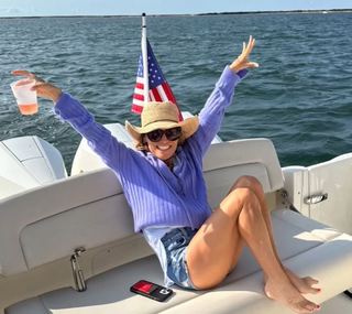 Kit Hoover feet photo thumbnail