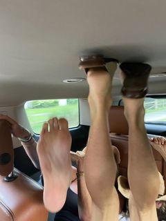 Kit Hoover feet photo thumbnail