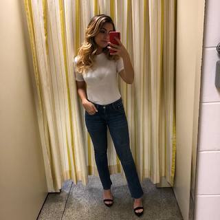 Klara Castanho feet photo thumbnail