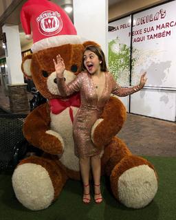 Klara Castanho feet photo thumbnail