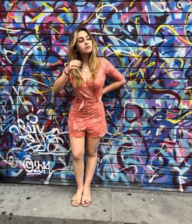 Klara Castanho feet photo thumbnail