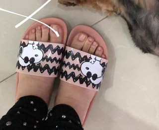 Klara Castanho feet photo thumbnail