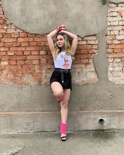 Klara Castanho feet photo thumbnail