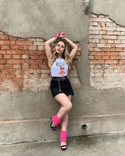 Klara Castanho feet photo thumbnail