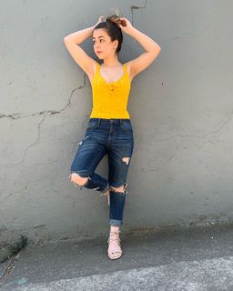 Klara Castanho feet photo thumbnail