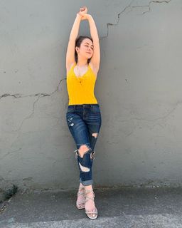 Klara Castanho feet photo thumbnail