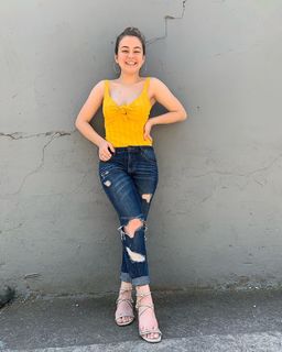 Klara Castanho feet photo thumbnail