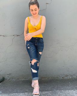 Klara Castanho feet photo thumbnail