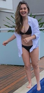 Klara Castanho feet photo thumbnail