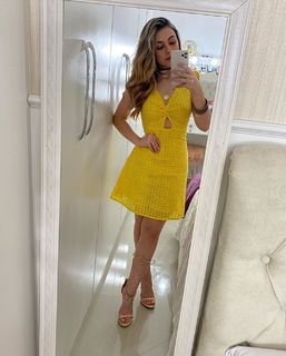 Klara Castanho feet photo thumbnail