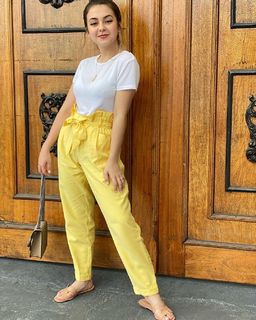 Klara Castanho feet photo thumbnail