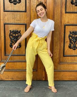 Klara Castanho feet photo thumbnail