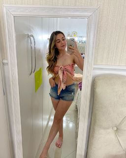 Klara Castanho feet photo thumbnail