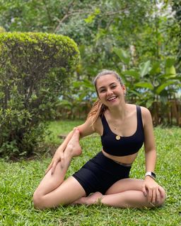 Klara Castanho feet photo thumbnail