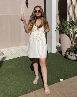 Klara Castanho feet photo thumbnail