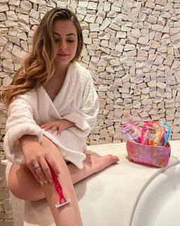 Klara Castanho feet photo thumbnail