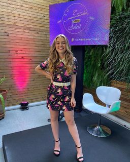 Klara Castanho feet photo thumbnail