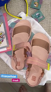 Klara Castanho feet photo thumbnail