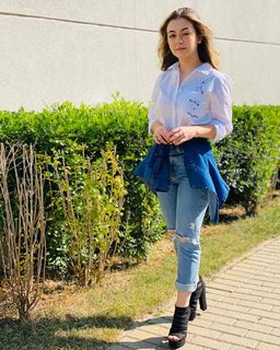 Klara Castanho feet photo thumbnail