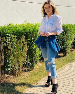 Klara Castanho feet photo thumbnail