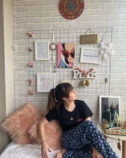 Klara Castanho feet photo thumbnail