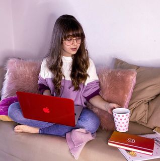 Klara Castanho feet photo thumbnail