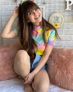 Klara Castanho feet photo thumbnail