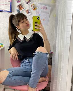 Klara Castanho feet photo thumbnail