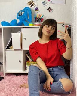 Klara Castanho feet photo thumbnail