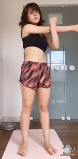 Klara Castanho feet photo thumbnail