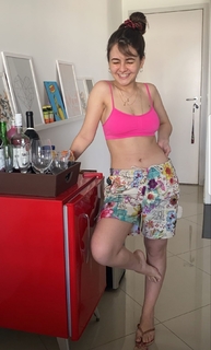 Klara Castanho feet photo thumbnail