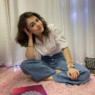 Klara Castanho feet photo thumbnail