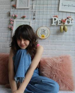 Klara Castanho feet photo thumbnail