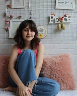 Klara Castanho feet photo thumbnail