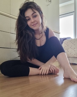 Klara Castanho feet photo thumbnail