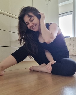 Klara Castanho feet photo thumbnail