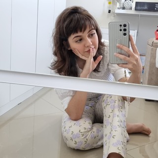 Klara Castanho feet photo thumbnail